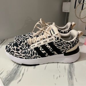 Womens Size: 7 Adidas Tennis Shoes